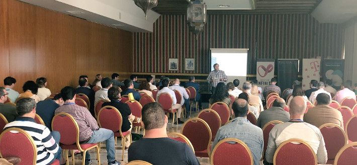 Más de un centenar de profesionales del colectivo de  APISA  debaten en Almuñécar sobre los datos en la nube (cloud computing)